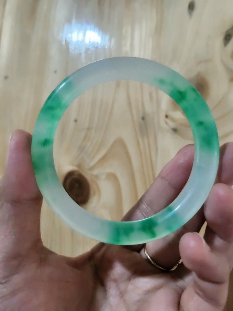 Dulong Jade (Quartzite) Donut Bangle 56.9mm (Category: Bracelets) located in Baguio. Submitted by lausgem2026 (Listing ID 1470357450, Image 3). Description: -A white with green floating quartzite bangle. Market name is Dulong Jade. Donut shape. -56.9mm diameter size. 9.3mm thickness. -Comes with free box but no certificate. -Location: Baguio City.