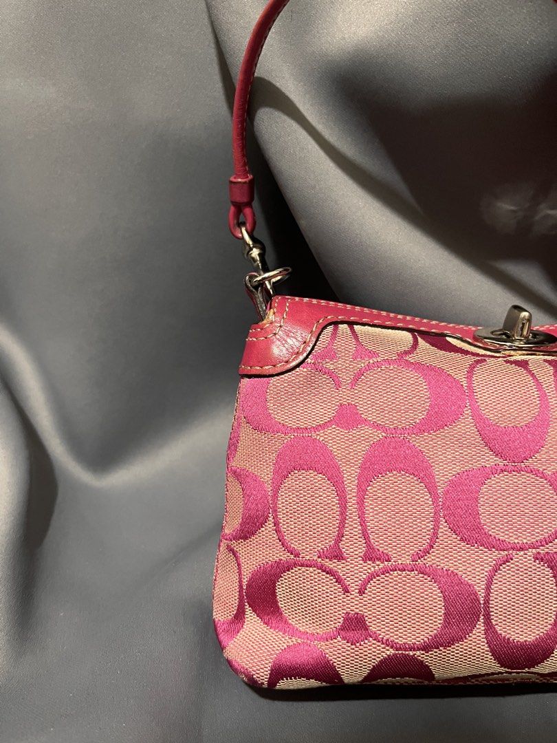 Rarr Pink Coach cutey killybag (Category: Luxury Bags & Wallets) located in Davao. Submitted by harryybane90592 (Listing ID 1470529740, Image 2). Description: .