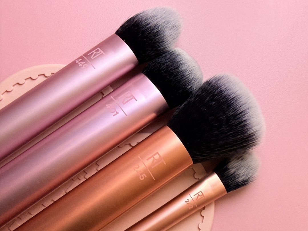 Real Techniques Makeup Brushes (sold as set) (Category: Makeup) located in Marikina City. Submitted by glittermoongirl (Listing ID 1470369969, Image 2). Description: Real Techniques Makeup Brushes (sold as set) 100% ORIGINAL!!! 🩷 tapered cheek brush 🩷 sculpting brush (issue with small dent) 🧡 everything face brush 🧡 kitten paw concealer brush NO LAST PRICE! Washed and Sanitized. Loc: Marikina Courier: Lalamove or JNT .