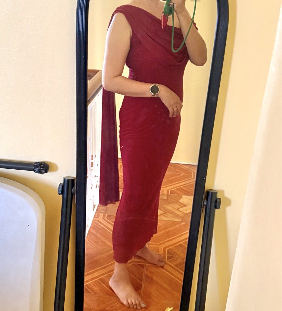 Red One-Shoulder Draped Maxi Dress (Category: Evening dresses & gowns) located in Imus. Submitted by emphot (Listing ID 1470388743, Image 1). Description: - Color: Burgundy - Style: One-shoulder maxi dress with draped chiffon sleeve overlay - Fit: Long, fitted silhouette with stretchy material for a flattering fit - Condition: Worn once, freshly dry cleaned, properly stored, and has no flaws Unahan sis!bilhin nyo na sobrang elegant but comfy...st