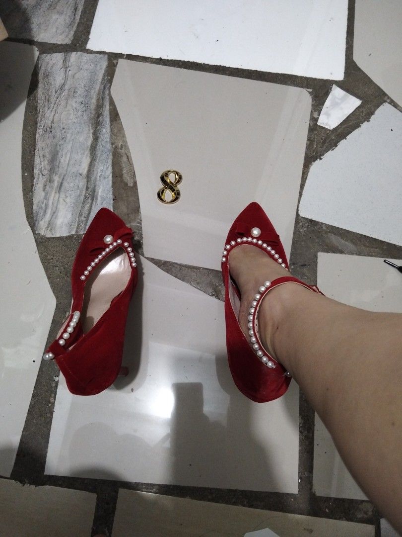 Red Shoes (Category: Heels) located in El Salvador. Submitted by francheskaukayukay (Listing ID 1470390816, Image 1). Description: .