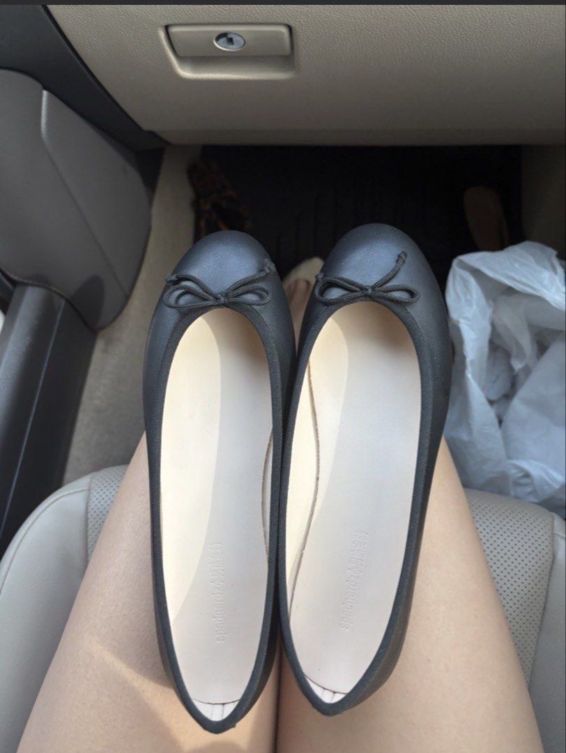 Repetto Style Black ballet flats (Category: Sandals) located in Manila. Submitted by namiskyumi (Listing ID 1470453037, Image 1). Description: - never used - rts: got the wrong size - cute and chic style cos the toe area is shorter like repettos - from taobao - price a little negotiable, just message me!! - flattering overall fit, doesnt cut your legs off - used once - 25-26cm.