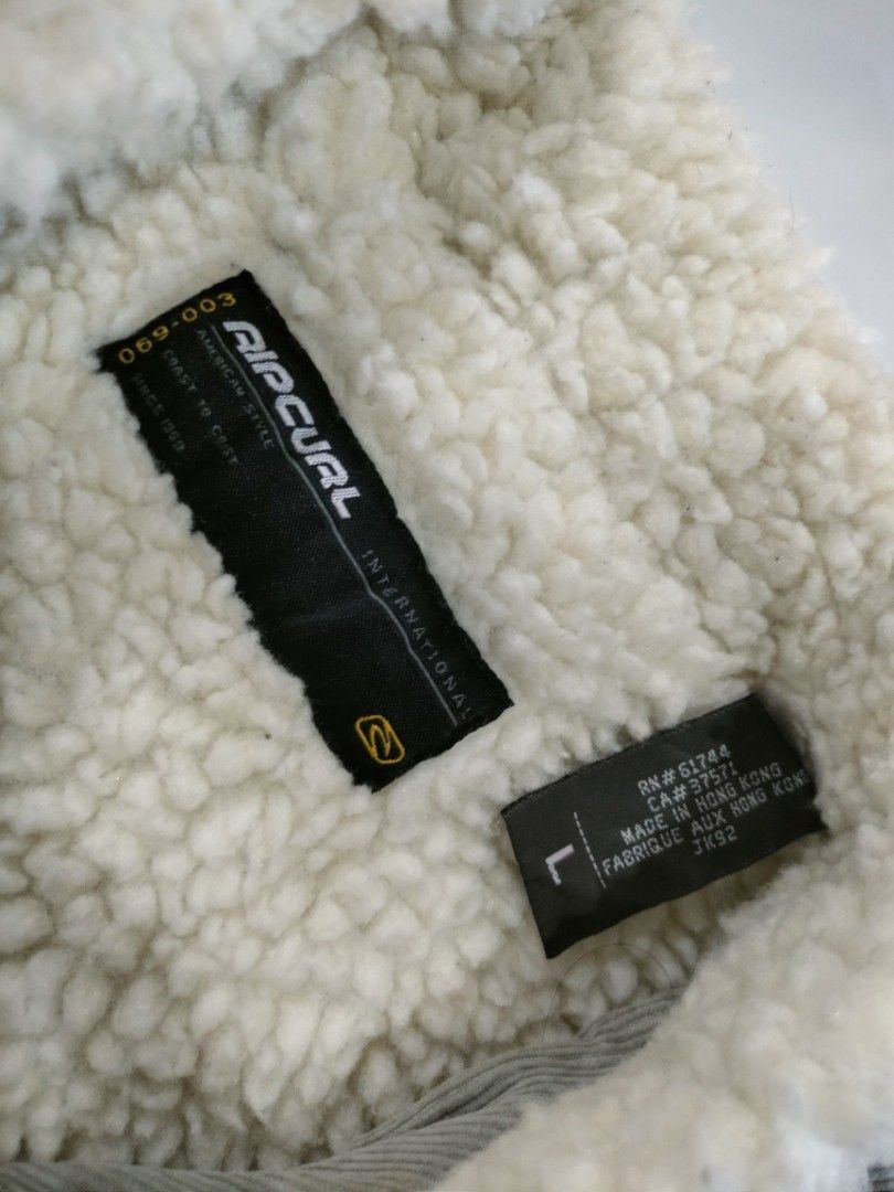 Rip Curl Sherpa Lined Corduroy Jacket Size L (Category: Coats, Jackets and Outerwear) located in Abucay. Submitted by naixrazion199x (Listing ID 1470425630, Image 3). Description: RIPCURL SHERPA JACKET‼️ 1250+sf 24x27 issue light stain see last pic pwede vouch or vcall para safe 📍bataan ship via j&t.