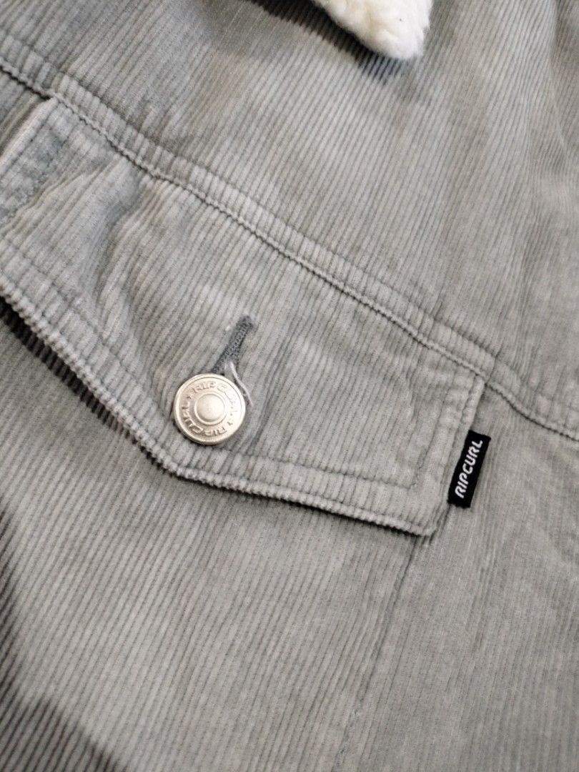 Rip Curl Sherpa Lined Corduroy Jacket Size L (Category: Coats, Jackets and Outerwear) located in Abucay. Submitted by naixrazion199x (Listing ID 1470425630, Image 2). Description: RIPCURL SHERPA JACKET‼️ 1250+sf 24x27 issue light stain see last pic pwede vouch or vcall para safe 📍bataan ship via j&t.