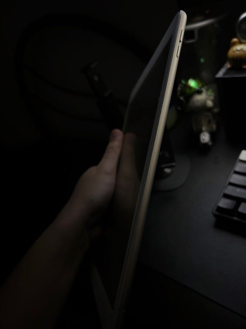 iPad (Category: iPad) located in Kuala Lumpur. Submitted by khvix.xx9 (Listing ID 1470498717, Image 3). Description: •Model: iPad 7th Generation (Wifi+Cellular) •Storage: 128GB •Color: Silver •Condition: Lightly used, excellent condition, Ideal for anyone looking for a well-maintained iPad at a better price •Include: Basic iPad case, Original iPad box is not included Price is negotiable for serious buyer. Feel free to make an offer! .