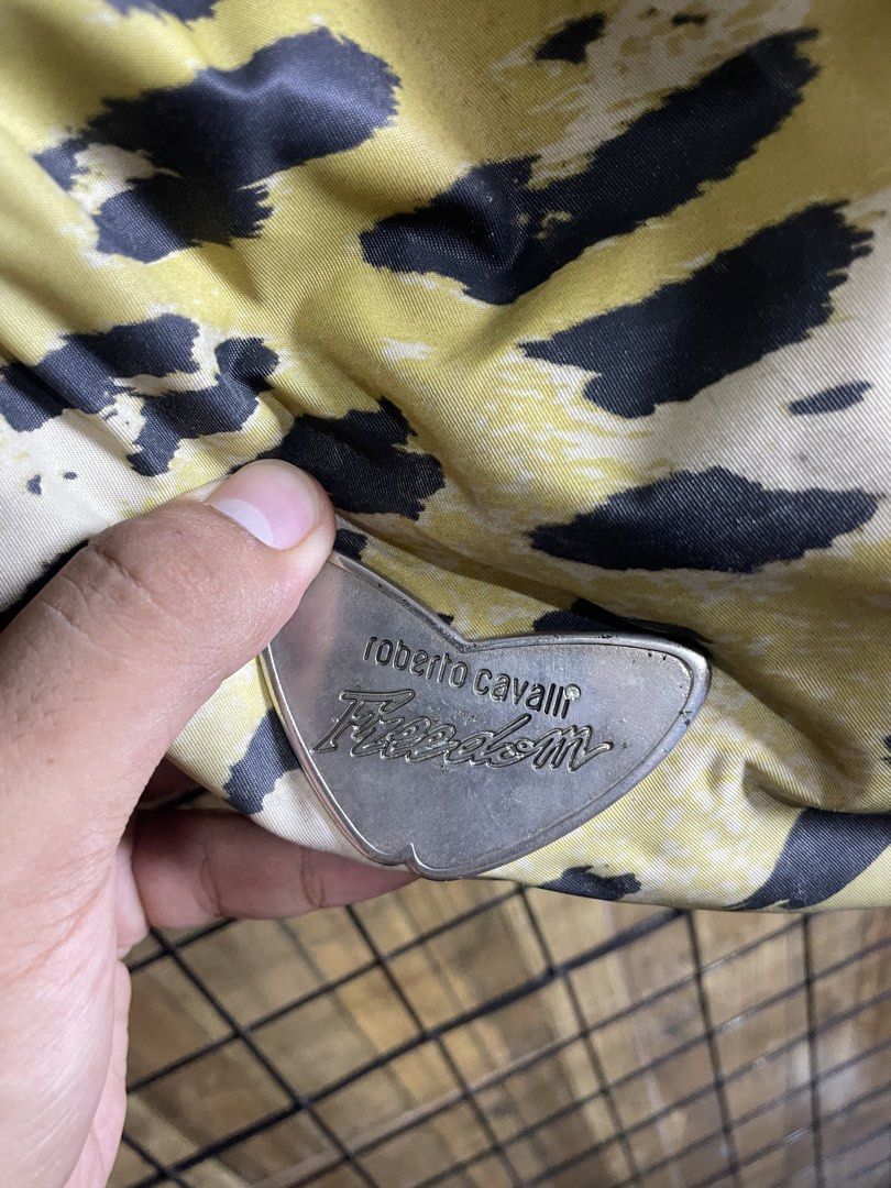 Roberto cavalli bag (Category: Sling Bags) located in Pateros City. Submitted by toogood.mnl (Listing ID 1470522009, Image 2). Description: Roberto cavalli big sling bag Complete tags Authentic No issue Excellent condition .