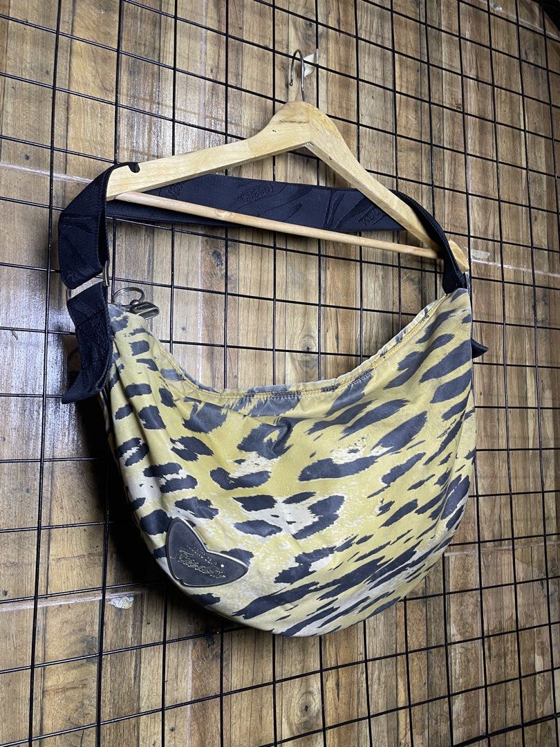 Roberto cavalli bag (Category: Sling Bags) located in Pateros City. Submitted by toogood.mnl (Listing ID 1470522009, Image 1). Description: Roberto cavalli big sling bag Complete tags Authentic No issue Excellent condition .