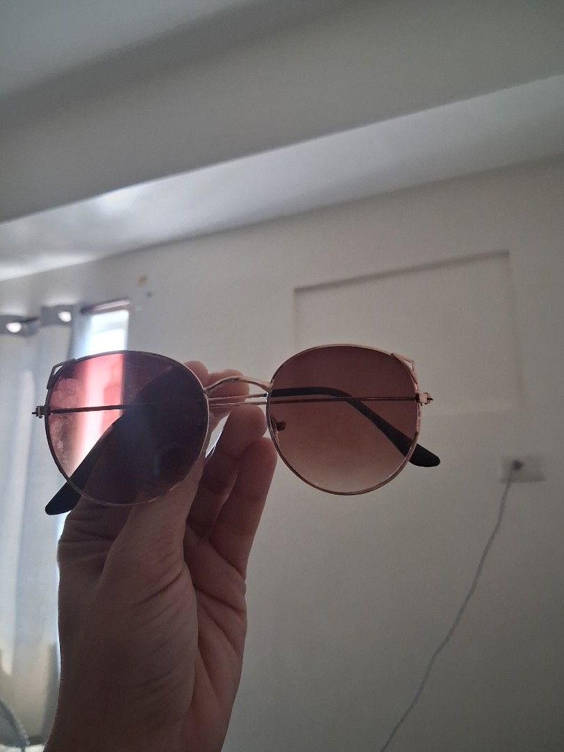 Rose gold round sunglasses with gradient lenses (Category: Sunglasses & Eyewear) located in Manila. Submitted by kxkcx (Listing ID 1470351965, Image 2). Description: - Style: Round metal sunglasses with a trendy double bridge - Frame: Rose gold with slim black temple tips - Lenses: Gradient brown with sun protection - Comfort: Lightweight build with comfortable nose pads - Perfect for: Everyday wear on sunny days.