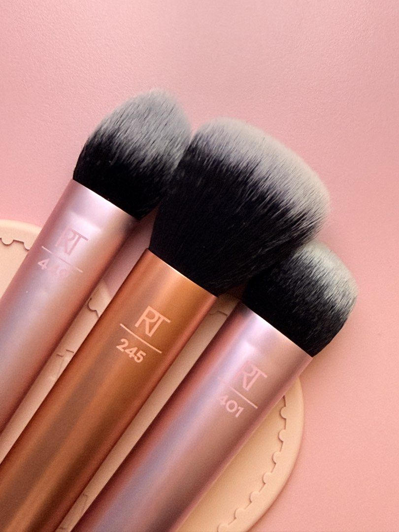 Real Techniques Brushes (Category: Makeup) located in Marikina City. Submitted by glittermoongirl (Listing ID 1470378534, Image 2). Description: Real Techniques Makeup Brushes (sold as set) 100% ORIGINAL!!! 🩷RT 449 tapered cheek brush 🩷 RT 401 sculpting brush (issue w/ small dent) 🧡 RT 245 everything face brush NO LAST PRICE! Washed and Sanitized. Once used only. No issue Loc: Marikina Courier: Lalamove or JNT.