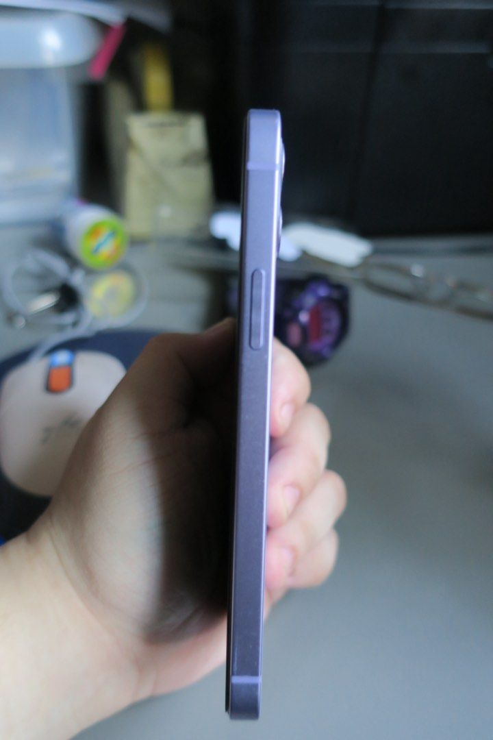 Rush for Sale Iphone 12 64gb globe locked (Category: iPhone 12 Series) located in Manila. Submitted by cchicchen (Listing ID 1470448984, Image 2). Description: BH- 66% Globe locked Hindi pa naoopen yung loob Yung sim slot iba kasi nasa ex ko kaya hindi ko na nakuha 😔 Rfs: Pandagdag pambibili ng bagong phone Isesend ko other details if interested buyer ka Normal angle medyo nagblurred ayaw magfocus 0.5 working 5G working Face Id working Ofc negot