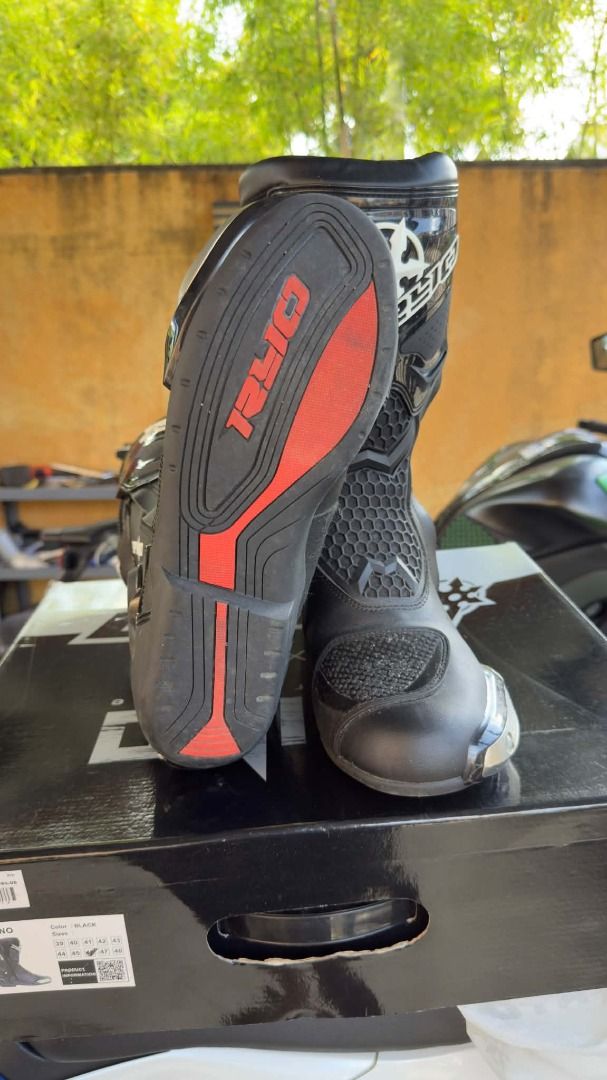 RYO Spino Motorcycle Boots Black (Category: Boots) located in Caloocan City. Submitted by chawnn (Listing ID 1470365695, Image 3). Description: - Brand: RYO Spino Motorcycle Boots - Color: Black with red/black grippy rubber outsoles - Packaging: Includes original box - Protection: Heavy-duty build with visible RYO branding on shins and soles - Features: Toe slider plates for added safety - Usage: Ideal for both track and street riding.