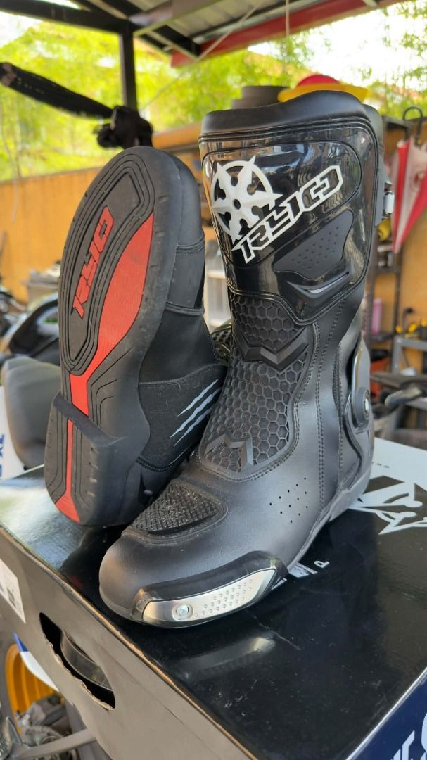RYO Spino Motorcycle Boots Black (Category: Boots) located in Caloocan City. Submitted by chawnn (Listing ID 1470365695, Image 2). Description: - Brand: RYO Spino Motorcycle Boots - Color: Black with red/black grippy rubber outsoles - Packaging: Includes original box - Protection: Heavy-duty build with visible RYO branding on shins and soles - Features: Toe slider plates for added safety - Usage: Ideal for both track and street riding.