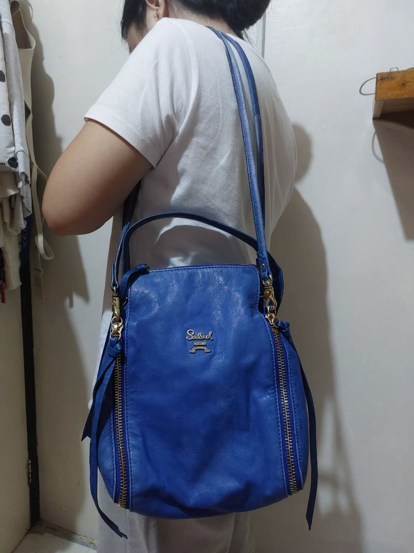 Salad Blue Shoulder Bag (Ombre) (Category: Cross-body Bags) located in Valenzuela. Submitted by sv072724 (Listing ID 1470475178, Image 2). Description: - Brand: Salad - Color: Vibrant blue with chic gold-tone hardware - Design: Stylish zipper details along the sides - Straps: Convertible for versatile carrying options - Interior: Patterned fabric lining with multiple pockets for easy organization - Material: Structured yet soft - Size: Perfect fo