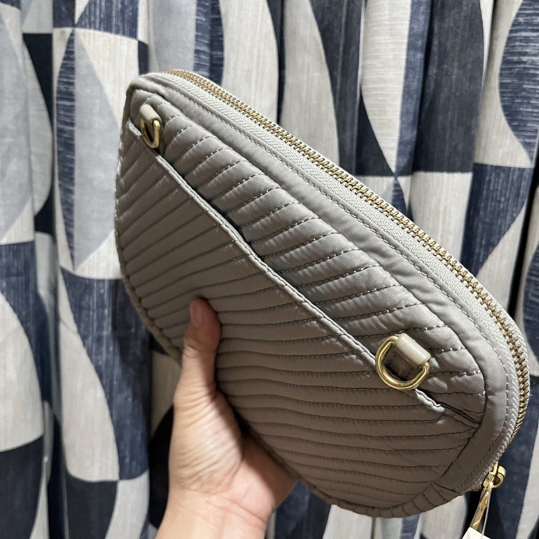 SALAD Gray Quilted Pouch/Clutch (Category: Purses & Pouches) located in Mangaldan. Submitted by janzyvi (Listing ID 1470362961, Image 3). Description: 📌GOOD AS POUCH/CLUTCH (No more sling but with sling slot).