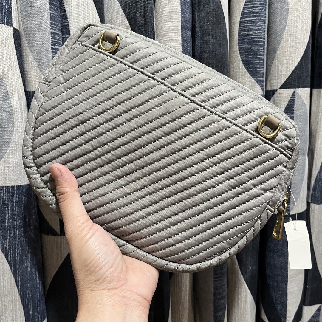 SALAD Gray Quilted Pouch/Clutch (Category: Purses & Pouches) located in Mangaldan. Submitted by janzyvi (Listing ID 1470362961, Image 2). Description: 📌GOOD AS POUCH/CLUTCH (No more sling but with sling slot).