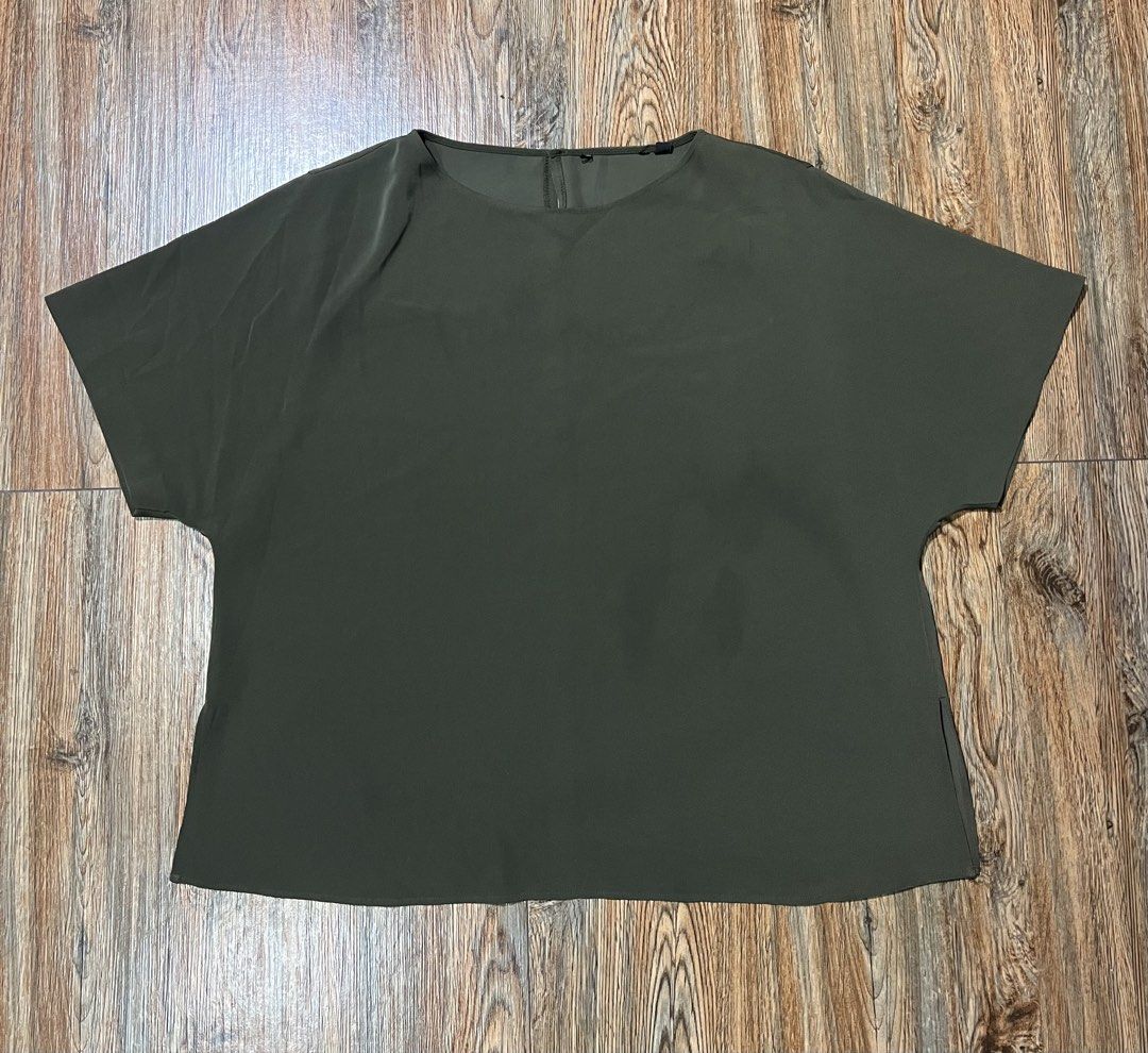 SALE‼️UNIQLO drape top (Category: Blouses) located in San Jose del Monte. Submitted by senorita_wella (Listing ID 1470478254, Image 1). Description: .