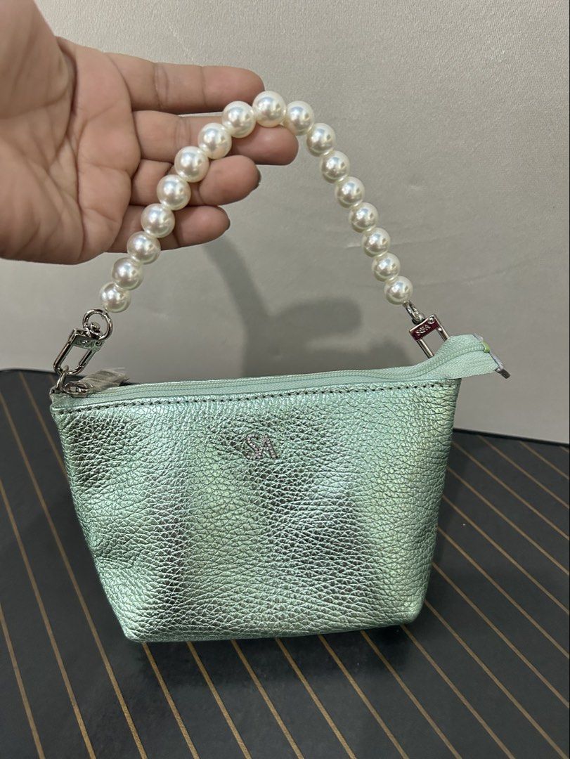 Salon de Alfurd Small Hand Bag (Category: Purses & Pouches) located in Quezon City. Submitted by jjsurplus_23 (Listing ID 1470381310, Image 1). Description: Made in Japan.