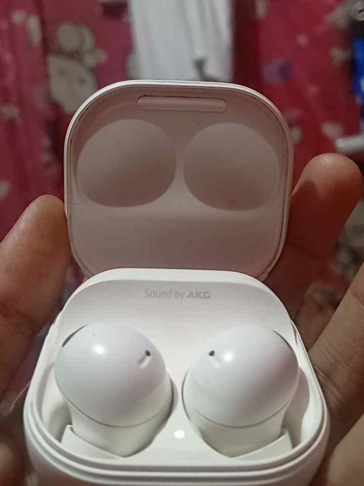 Samsung Galaxy Buds Pro Wireless Earbuds (Category: Earphones) located in Caloocan City. Submitted by silverearth_877b02 (Listing ID 1470454243, Image 3). Description: - Authentic white Samsung Galaxy Buds Pro with charging case - Premium sound quality tuned by AKG (loud and clear) - Compact square case design with Samsung logo - Green LED charging light indicator - 100% working condition - Meetup or shipping options available.