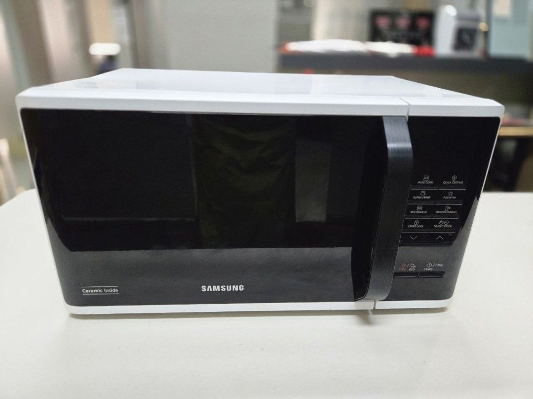 Samsung Microwave Oven (Category: Ovens & Toasters) located in Makati City. Submitted by goldenbird.001 (Listing ID 1470513250, Image 1). Description: 23L microwave ceramic inside lightly used only no issues pickup makati.