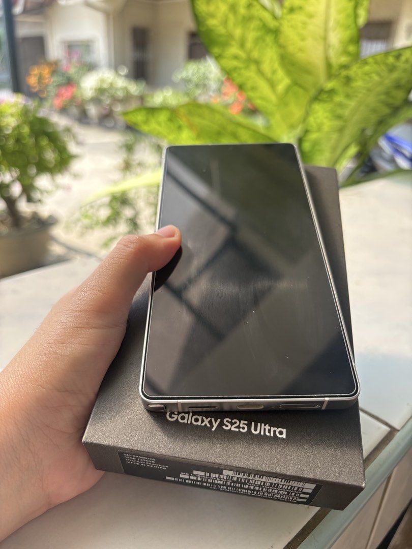 Samsung S25 Ultra (Category: Samsung) located in Baguio. Submitted by synarxarriola (Listing ID 1470490057, Image 2). Description: Titanium Silverblue 12GB RAM 256GB Message for more details..