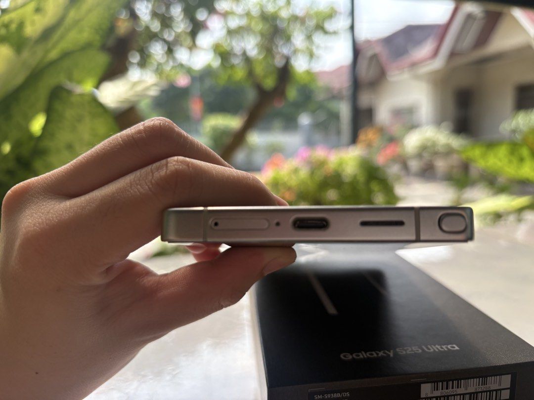 Samsung S25 Ultra (Category: Samsung) located in Baguio. Submitted by synarxarriola (Listing ID 1470490057, Image 3). Description: Titanium Silverblue 12GB RAM 256GB Message for more details..