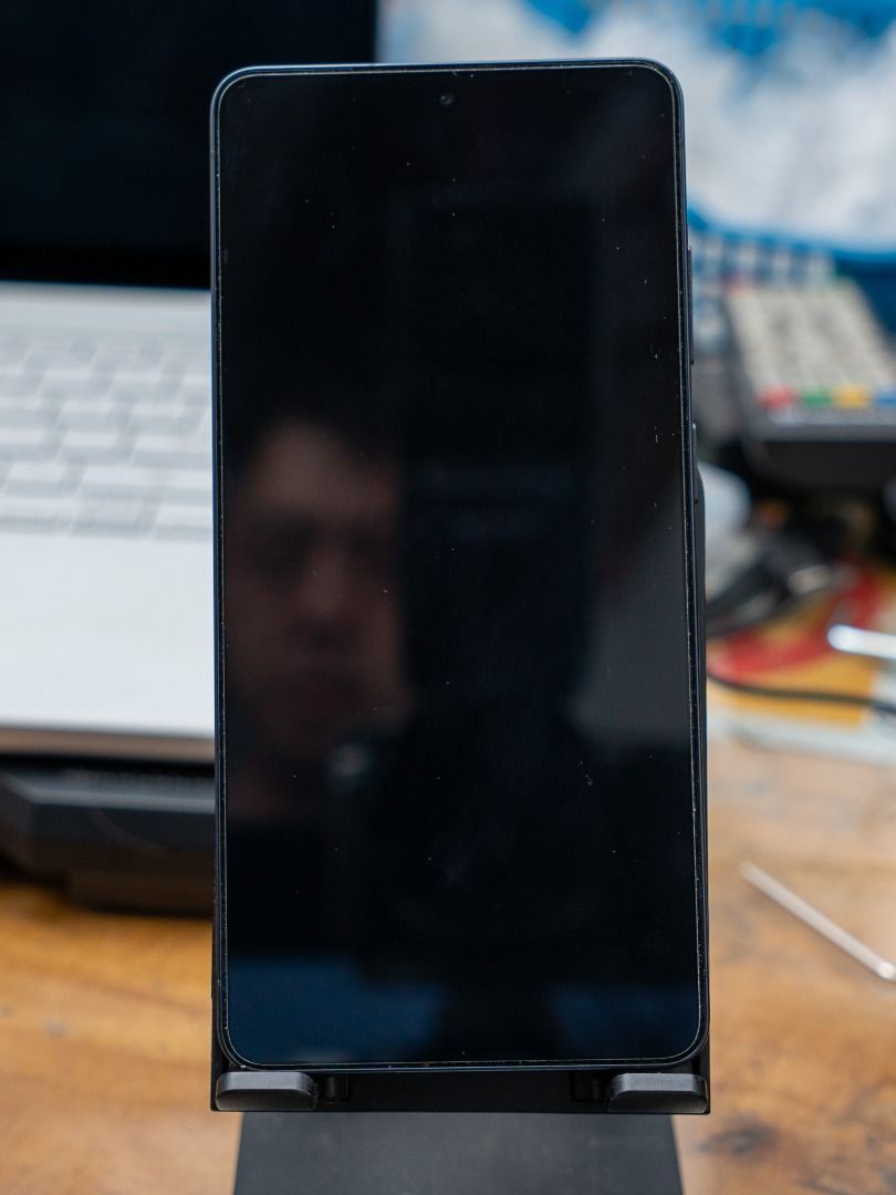 Samsung S26 Ultra Smart locked (Category: Samsung) located in San Fernando. Submitted by ronbelleza (Listing ID 1470393612, Image 2). Description: Like new with box small paint chip sa lower left, pls check pics 12GB + 256GB .