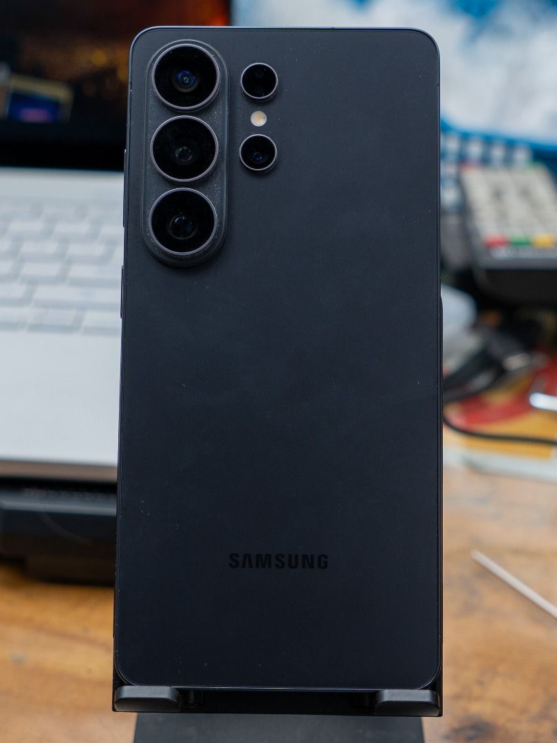 Samsung S26 Ultra Smart locked (Category: Samsung) located in San Fernando. Submitted by ronbelleza (Listing ID 1470393612, Image 1). Description: Like new with box small paint chip sa lower left, pls check pics 12GB + 256GB .