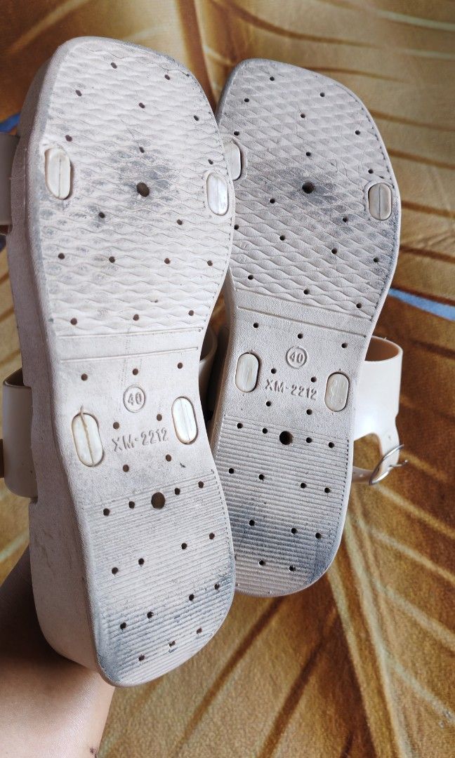 Sandal (Category: Sandals) located in Quezon City. Submitted by plantcorner (Listing ID 1470556585, Image 3). Description: In good condition Natambak lang, linis lang kulang Fit po ito sa size 37.