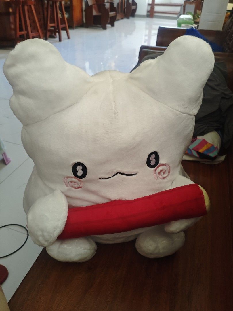 Sanrio Hanamaruobake super jumbo (Category: Plushies & Soft Toys) located in San Miguel. Submitted by wallingsott (Listing ID 1470373595, Image 1). Description: - 100% Authentic Sanrio plush toy with official tag dated 2025 - Design: White body, adorable pink cheek swirls, and matching pink swirl detail on the tail - Accessory: Comes with a cute bright red stick - Material: Ultra-soft and huggable fabric - Perfect for gifts, display, or adding to
