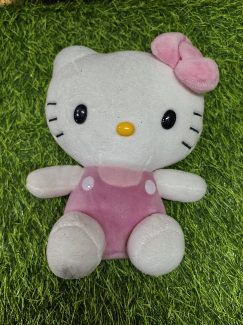 Sanrio Hello Kitty Pink Overalls Plush Toy (Category: Plushies & Soft Toys) located in Paranaque City. Submitted by furugiyafinds (Listing ID 1470486502, Image 1). Description: Kitty plush doll wearing pink overalls with white buttons. Pink bow on the right ear. Official Sanrio license tag on the back. Soft fabric material, small tail detail on the rear. Great addition to any Sanrio collection or bedroom setup..