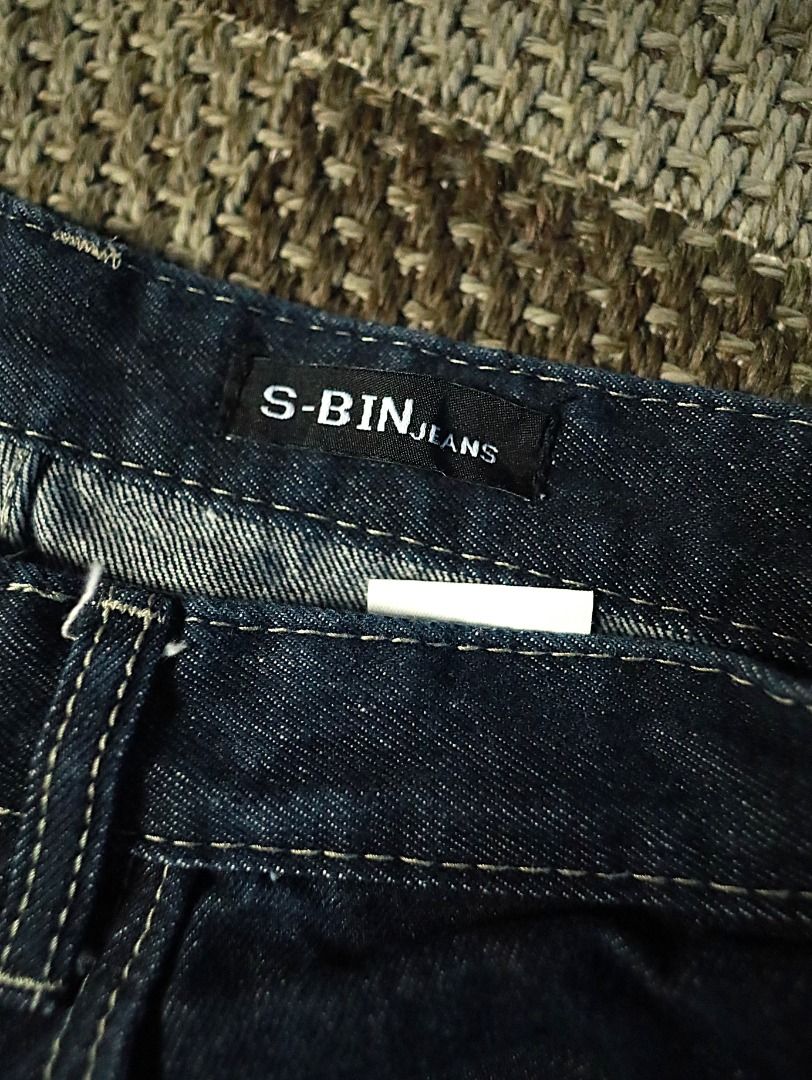 S-Bin Indigo Barrel Cut Jeans (Category: Jeans) located in Pasig City. Submitted by mlclmchrs (Listing ID 1470434104, Image 2). Description: Sizing: Medium on tag - Baggy fit Waist - 26-28 inches Length - 38 inches Thigh - 15.5 inches Rise - 12.5 inches Hem - 11 inches NO ISSUES.