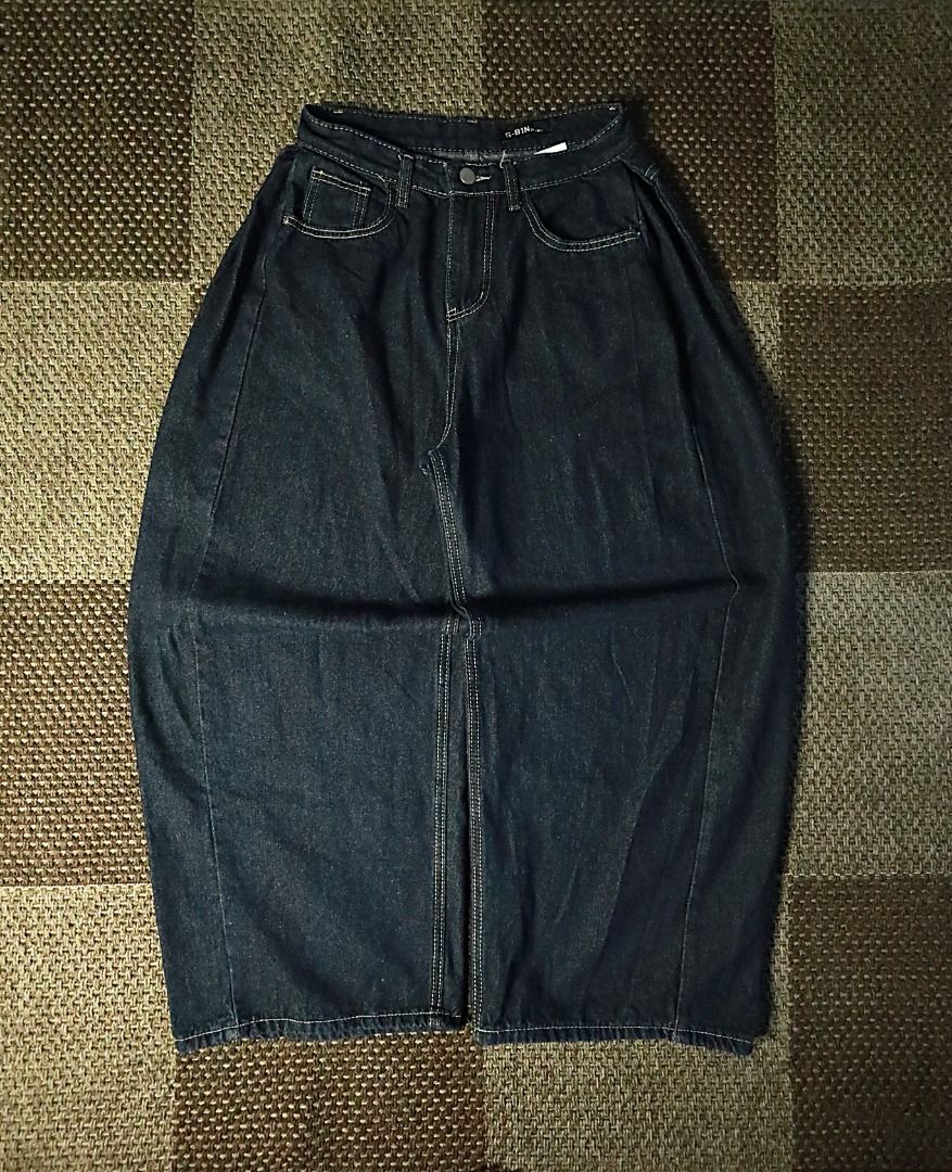 S-Bin Indigo Barrel Cut Jeans (Category: Jeans) located in Pasig City. Submitted by mlclmchrs (Listing ID 1470434104, Image 1). Description: Sizing: Medium on tag - Baggy fit Waist - 26-28 inches Length - 38 inches Thigh - 15.5 inches Rise - 12.5 inches Hem - 11 inches NO ISSUES.