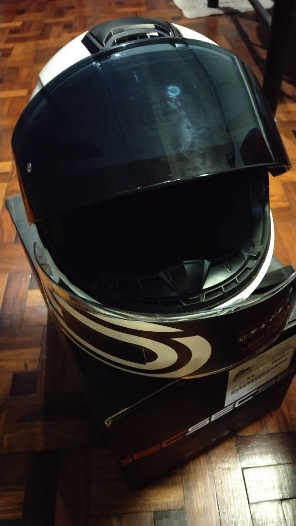 SEC Ace Gloss White Helmet XL (Category: Helmets and other Riding Gears) located in Antipolo. Submitted by skkiyoshin (Listing ID 1470488807, Image 2). Description: SEC Ace Gloss White Helmet XL ₱1,600 Selling my SEC Ace Gloss White full-face helmet, Size XL. • Barely used / only used a few times • Pristine condition • Includes extra clear visor • Includes SEC anti-fog • With original receipt • Bought from Panthera Moto Marikina in 2024 No issues