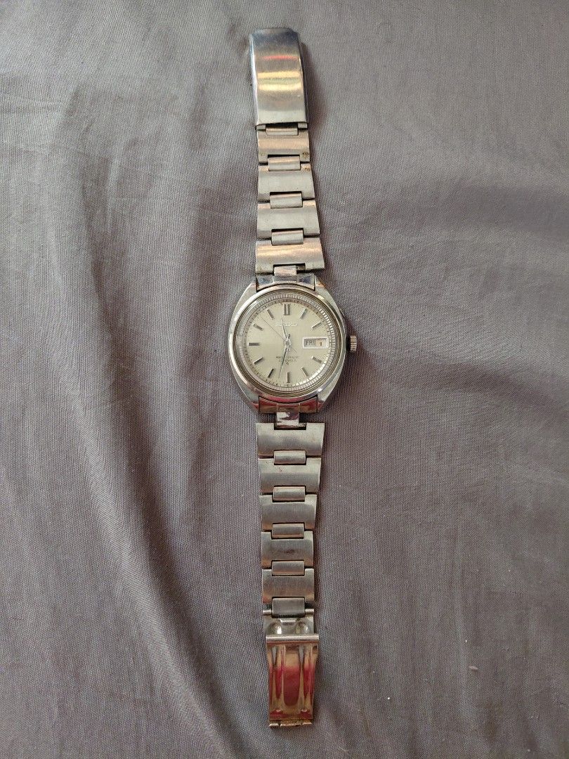 SEIKO BELL-MATIC 27 JEWELS (Category: Luxury Watches) located in Santa Rosa. Submitted by kaijirocruz (Listing ID 1470433329, Image 1). Description: - Vintage 1970s Seiko Bell-Matic mechanical alarm watch (Ref. 4006-7000, Serial: 837384) - Striking silver sunburst dial with a practical day-date window at 3 o'clock - Durable stainless steel case paired with its original matching bracelet - Reliable 27-jewels automatic movement featuring a function
