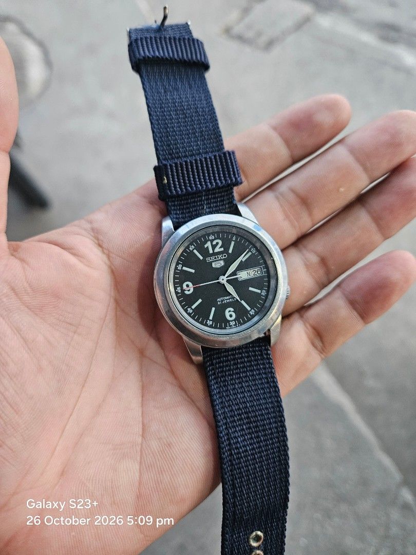 Seiko snke63j1 black dial (Category: Men's Watches) located in Alegria. Submitted by watchmefor (Listing ID 1470463088, Image 3). Description: seiko 5 black dial snke63j1 7s26 02w0 dm.