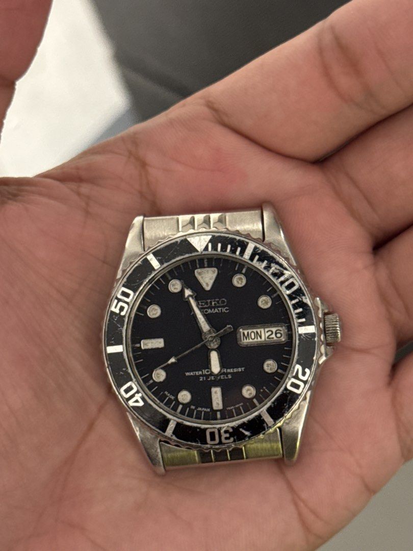 Seiko Submariner 10bar (Category: Men's Watches) located in Manila. Submitted by frierin (Listing ID 1470480066, Image 3). Description: Vintage Seiko automatic watch, 21 jewels movement with day and date window. Black dial, rotating bezel, luminous hands and hour markers. Includes the original Seiko presentation box and a brand new aftermarket jubilee metal bracelet still in its protective plastic packaging. Classic diver aesthetic. Wear on the b