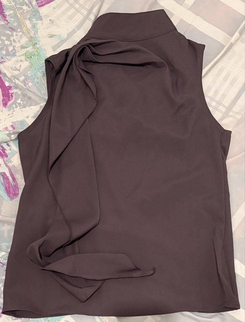 Shein Halter Top Brown XXS (Category: Sleeveless) located in Manila. Submitted by areiei (Listing ID 1470350611, Image 2). Description: - Brand: Shein - Color: Purplish Brown - Size: XXS - Style: Halter top with mock neck and draped side tie detail - Sleeveless and lightweight fabric - Perfect for casual outings, layering, or pairing with high-waisted bottoms SF Shouldered by Buyer.