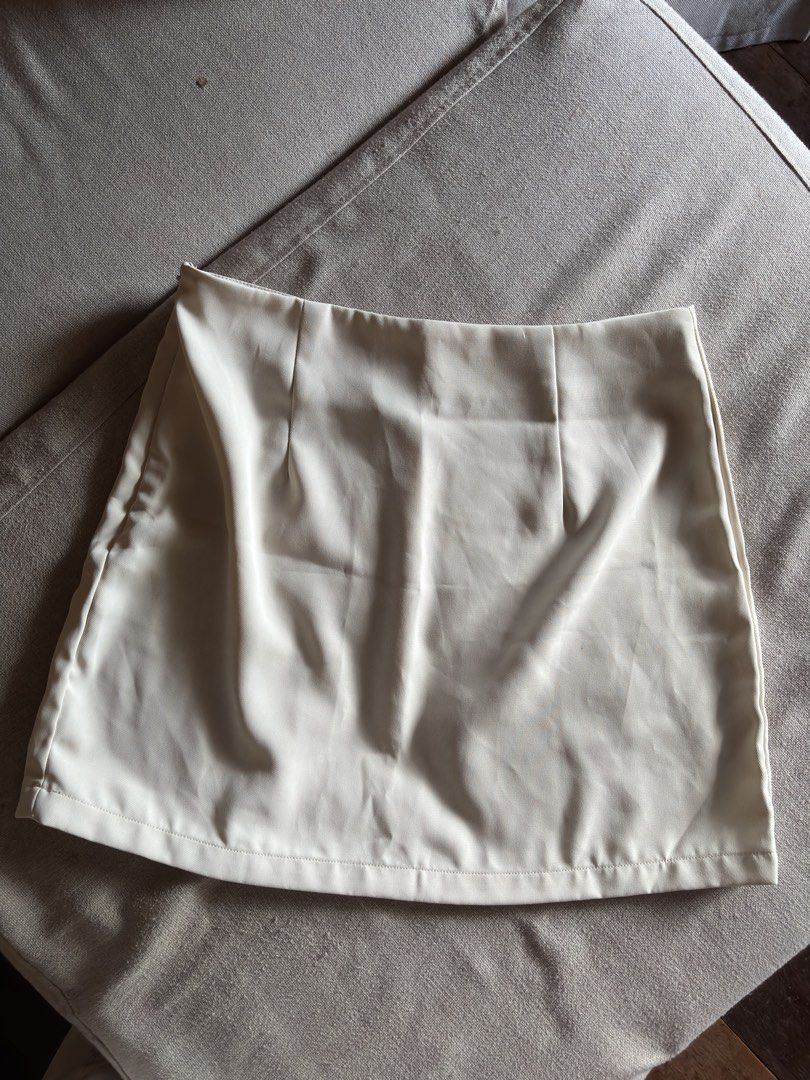 SHEIN Off-White Mini Skirt Size M (Category: Skirts) located in Baclayon. Submitted by nicolebadiang (Listing ID 1470435313, Image 1). Description: - Brand: SHEIN - Color: Off-white - Size: Medium (EU 38 / US 6) loc: bohol .