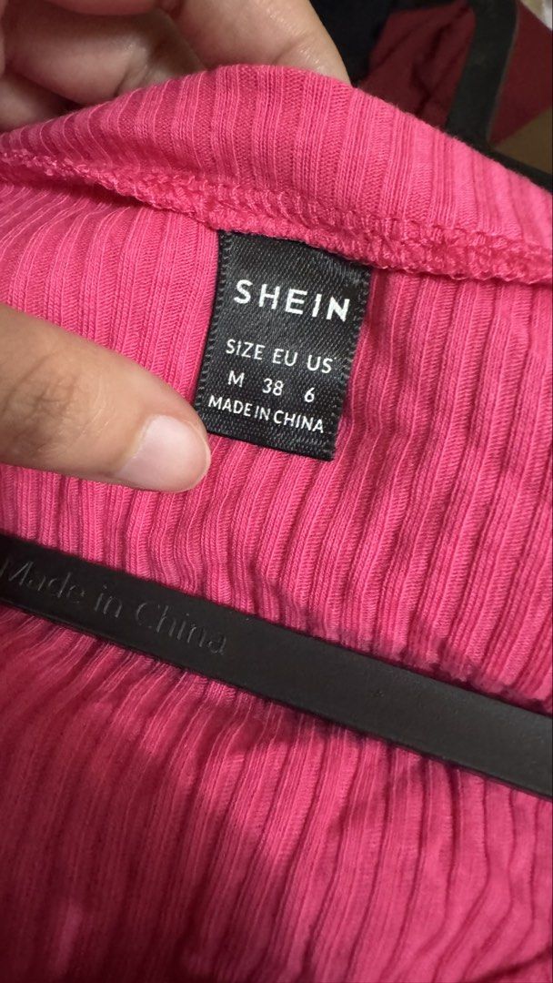 SHEIN Pink Ribbed V-Neck Crop Top (Category: Sleeveless) located in San Pedro. Submitted by abbbnnn (Listing ID 1470414316, Image 2). Description: - Brand: SHEIN - Size: M (EU 38, US 6) - Color: Bright pink - Material: Stretchy ribbed knit - Design: Long sleeves and deep V-neckline - Style: Casual crop top, great with high-waisted jeans.