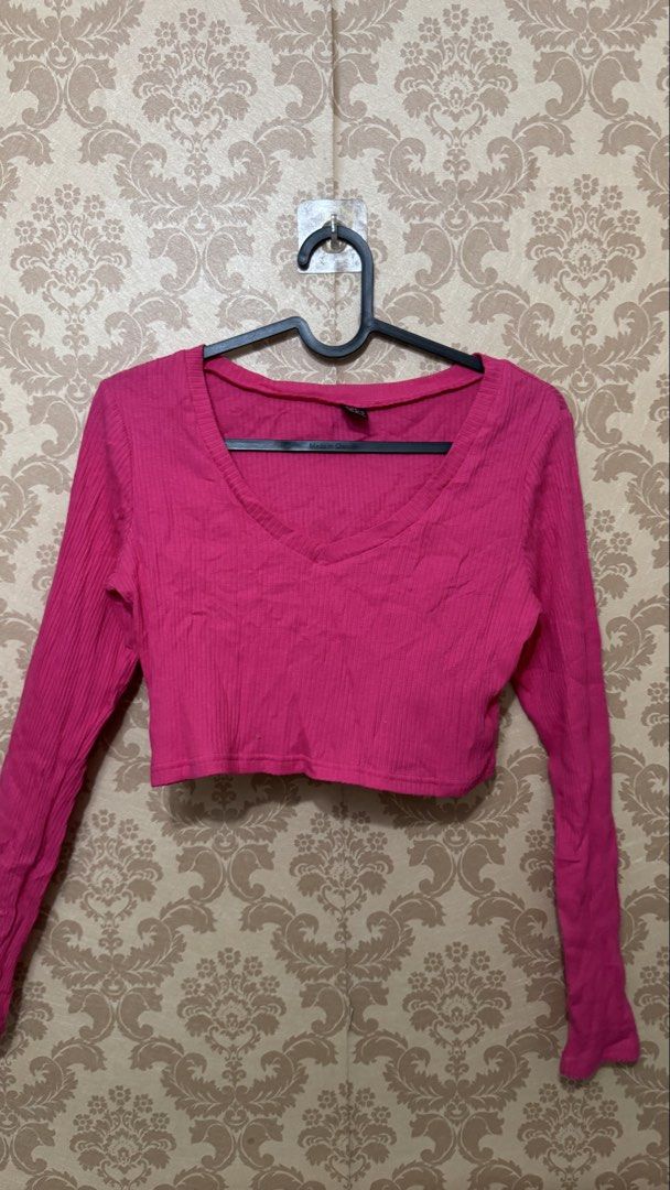 SHEIN Pink Ribbed V-Neck Crop Top (Category: Sleeveless) located in San Pedro. Submitted by abbbnnn (Listing ID 1470414316, Image 1). Description: - Brand: SHEIN - Size: M (EU 38, US 6) - Color: Bright pink - Material: Stretchy ribbed knit - Design: Long sleeves and deep V-neckline - Style: Casual crop top, great with high-waisted jeans.