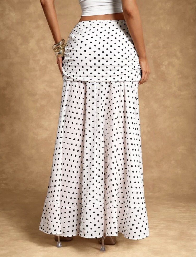 Shein Polka Dots Skirt (Category: Skirts) located in Paranaque City. Submitted by kimchan15 (Listing ID 1470424361, Image 3). Description: W: 31 L: 40.5.