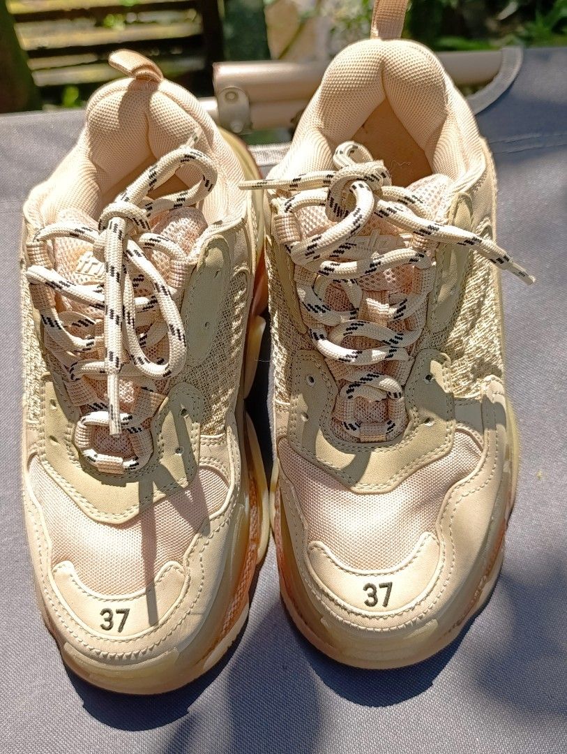 Shoes (Category: Sneakers & Footwear) located in Manila. Submitted by freewater.3eea68 (Listing ID 1470423039, Image 3). Description: .