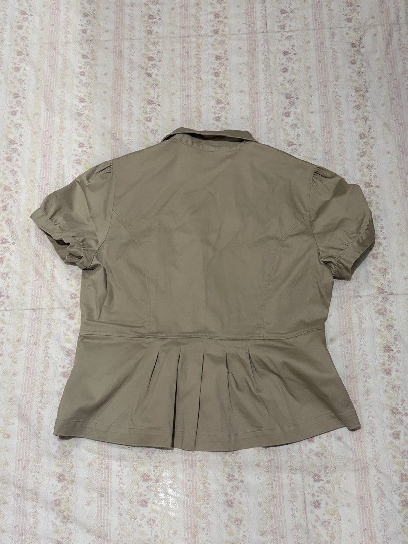 short-sleeve peplum blazer (Category: Blouses) located in San Pedro. Submitted by swiit_fruutz (Listing ID 1470383920, Image 3). Description: (SKIRT NOT INCLUDED) 𑣲𝄞 size: semi M. XL on tag mine: 250 steal: 350 lock: 400 ᯓ‎𝄞 REMINDER All clothes are preloved. By proceeding with your purchase, you acknowledge and agree to this condition and confirm that you have read the rules..