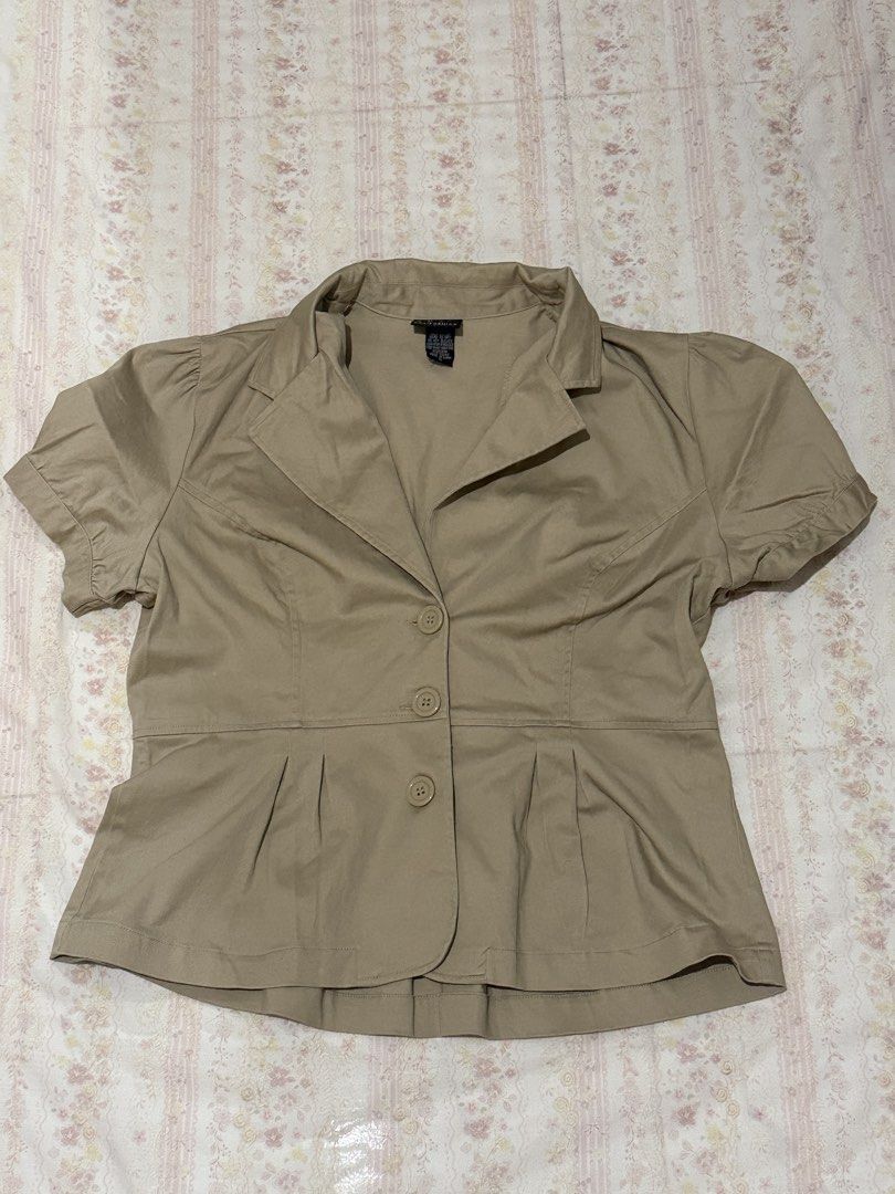 short-sleeve peplum blazer (Category: Blouses) located in San Pedro. Submitted by swiit_fruutz (Listing ID 1470383920, Image 2). Description: (SKIRT NOT INCLUDED) 𑣲𝄞 size: semi M. XL on tag mine: 250 steal: 350 lock: 400 ᯓ‎𝄞 REMINDER All clothes are preloved. By proceeding with your purchase, you acknowledge and agree to this condition and confirm that you have read the rules..
