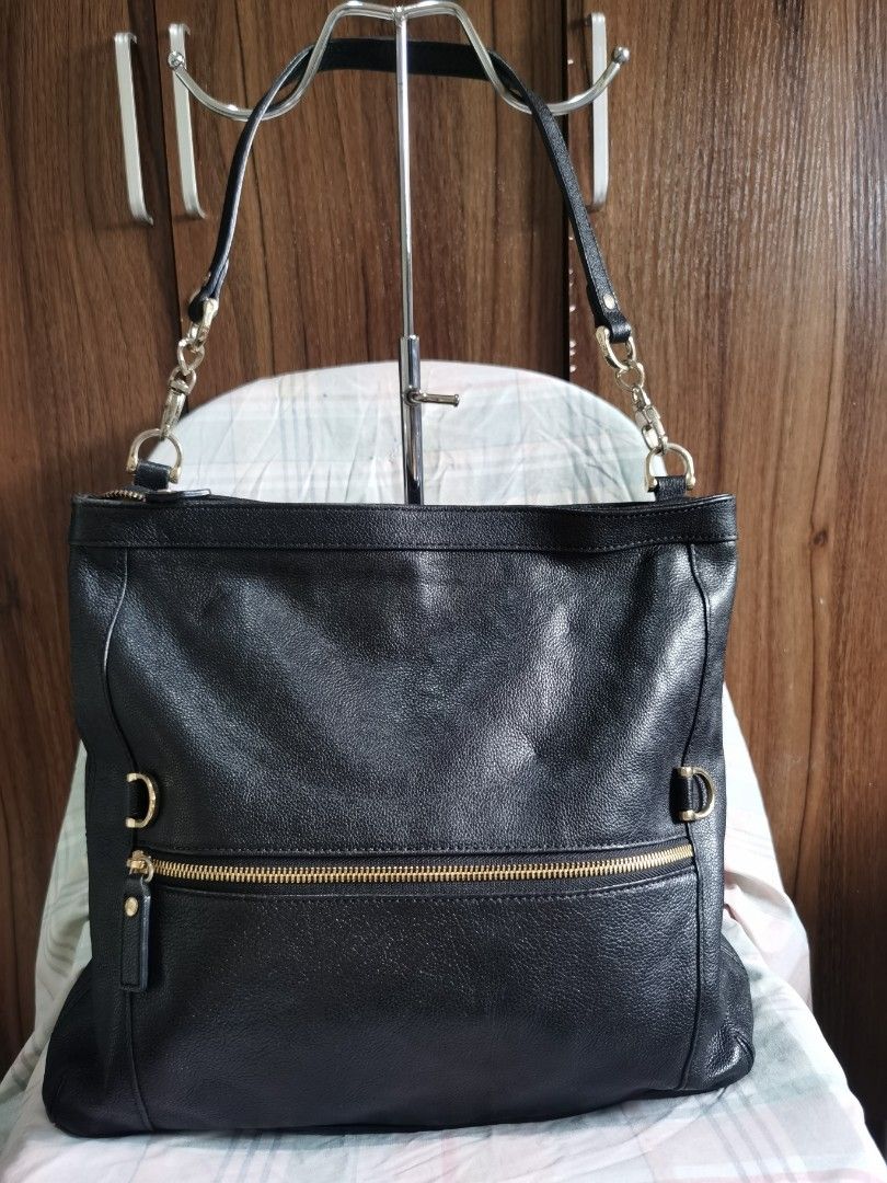 SHOULDER BAG/HOBO BAG (Category: Shoulder Bags) located in Bacolod City. Submitted by mzb06 (Listing ID 1470389678, Image 1). Description: GENUINE LEATHER MATERIAL, HOBO STYLE, EXCELLENT CONDITION, LARGE SIZE. NO FLAWS/STAIN INTERIOR LINING. DETAILED PICTURES POSTED FOR REFERENCE..