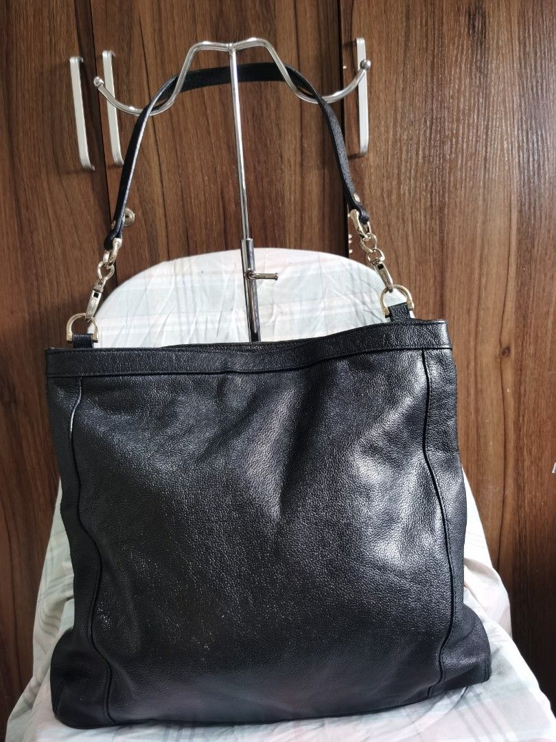 SHOULDER BAG/HOBO BAG (Category: Shoulder Bags) located in Bacolod City. Submitted by mzb06 (Listing ID 1470389678, Image 2). Description: GENUINE LEATHER MATERIAL, HOBO STYLE, EXCELLENT CONDITION, LARGE SIZE. NO FLAWS/STAIN INTERIOR LINING. DETAILED PICTURES POSTED FOR REFERENCE..