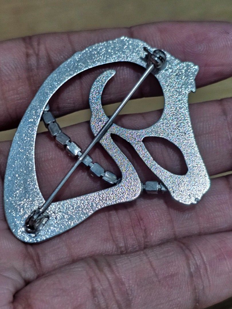 Silver Horse Head Rhinestone Brooch Pin (Category: Brooches) located in Caloocan City. Submitted by smart_shoppers_ville (Listing ID 1470354781, Image 3). Description: - Elegant silver-tone horse head brooch - Sparkling rhinestone accents along the center - Detailed and textured mane design - Reliable standard pin closure on the back - Versatile accessory for jackets, scarves, or bags.