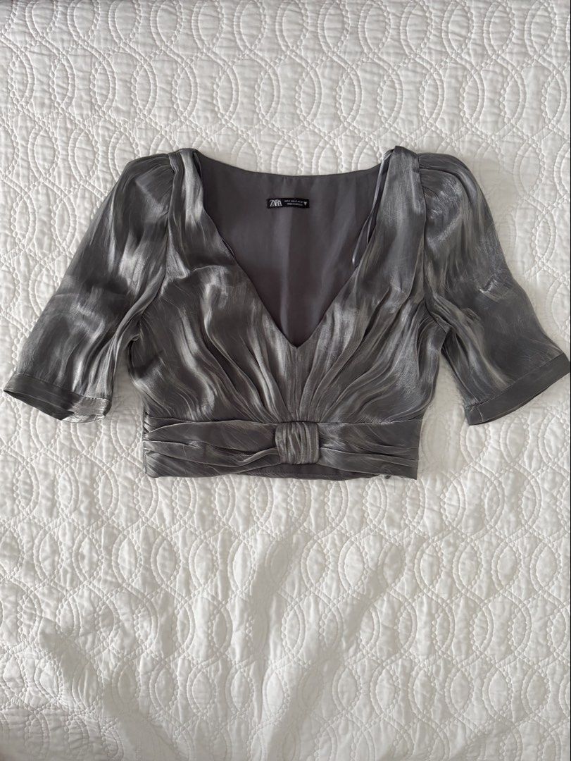 Silver Zara Crop Top (Category: Others Tops) located in Quezon City. Submitted by kelangot (Listing ID 1470423116, Image 1). Description: Selling this item in great condition! Brand: zara Size: small Condition: worn only once Color: silver RFS: decluttering 📦 Shipping: C/O buyer 💸 Payment: GCash, BPI, or GoTyme Feel free to message me for inquiries Strictly no cancellations, returns, or refunds. Happy shopping! ♡.