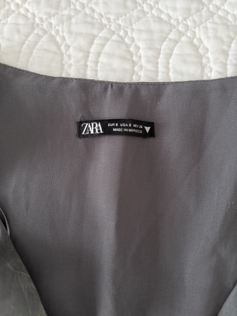 Silver Zara Crop Top (Category: Others Tops) located in Quezon City. Submitted by kelangot (Listing ID 1470423116, Image 2). Description: Selling this item in great condition! Brand: zara Size: small Condition: worn only once Color: silver RFS: decluttering 📦 Shipping: C/O buyer 💸 Payment: GCash, BPI, or GoTyme Feel free to message me for inquiries Strictly no cancellations, returns, or refunds. Happy shopping! ♡.
