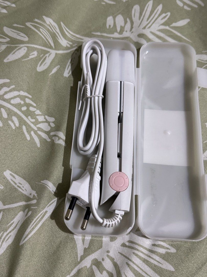 Simplus Pink Mini Hair Straightener (Category: Hair) located in Manila. Submitted by nmiamaya (Listing ID 1470515564, Image 2). Description: - 2-in-1 design: Functions as both a hair straightener and a curler - Ultra-compact: Only 17cm, perfect for travel and quick touch-ups on the go - Clean white colorway with pink accent button - Complete set: Includes original protective plastic storage case with integrated power cord RFS: Never been use, nak